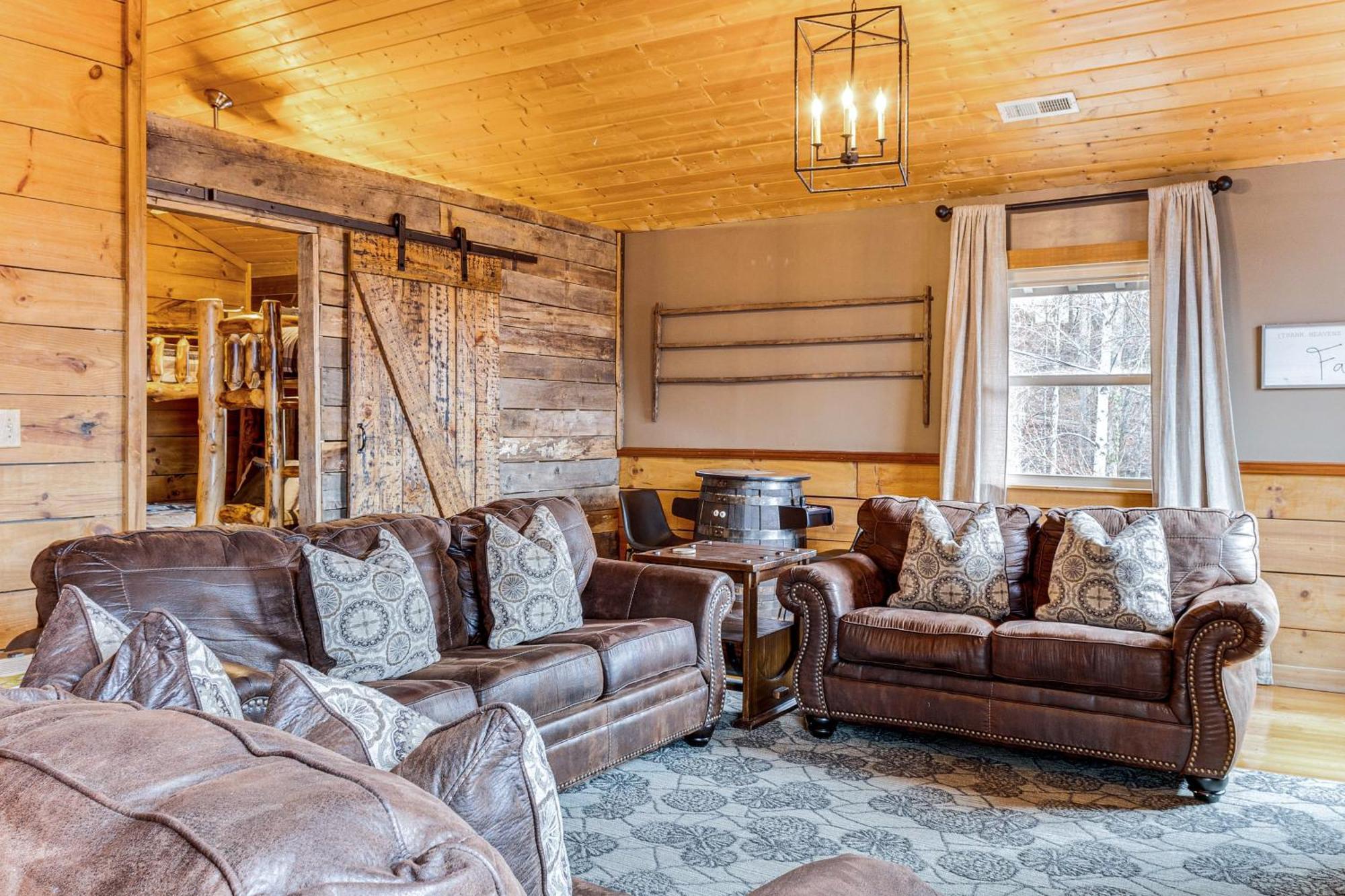 Spacious Gatlinburg Cabin With Hot Tub And Game Room! 외부 사진