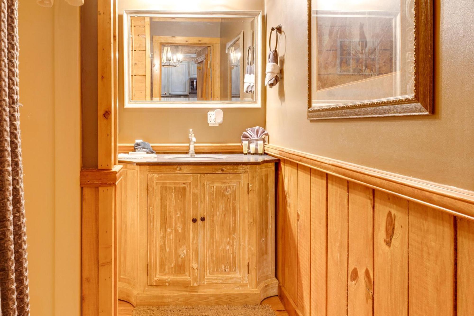 Spacious Gatlinburg Cabin With Hot Tub And Game Room! 외부 사진
